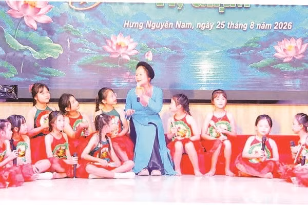 Nghệ nhân Ưu tú Nguyễn Thị Hương, người gieo mầm tình yêu dân ca ví, giặm Nghệ Tĩnh cho thế hệ trẻ.