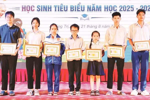 Các học sinh mồ côi vừa được kết nạp vào Quỹ Cho Con.