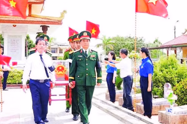 Tỉnh Quảng Trị long trọng tổ chức lễ truy điệu và an táng 13 hài cốt liệt sĩ được tìm thấy tại khu vực Câu Nhi (Ảnh HIẾU MINH)