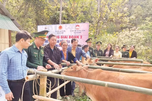 Đồn Biên phòng Tam Hợp và chính quyền địa phương phối hợp trao bò giống tặng các hộ nghèo trên địa bàn.