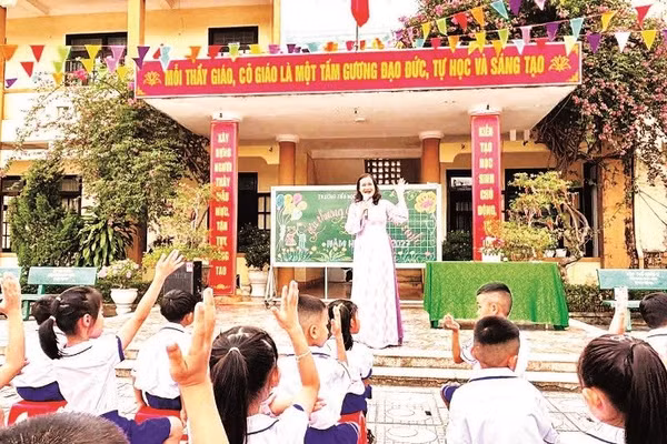Học sinh khối 1, Trường tiểu học Đồng Hải trong ngày đầu đến trường.