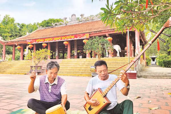 Đền thờ Chiêu Văn vương Trần Nhật Duật tọa lạc dưới chân núi Văn Trinh, xã Quảng Ngọc, tỉnh Thanh Hóa.