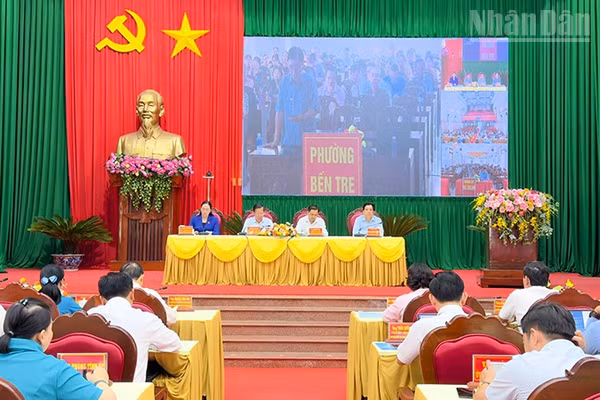 Đại biểu Quốc hội tiếp xúc cử tri tại điểm cầu Tỉnh ủy. 