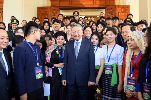 Tổng Bí thư Tô Lâm với đại biểu và học sinh, sinh viên, thanh niên dân tộc thiểu số xuất sắc, tiêu biểu. (Ảnh: ĐĂNG KHOA)