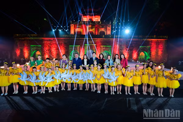 Các đồng chí lãnh đạo Đảng, Nhà nước và thành phố Hà Nội tham dự Lễ khai mạc Festival Thăng Long-Hà Nội 2025.