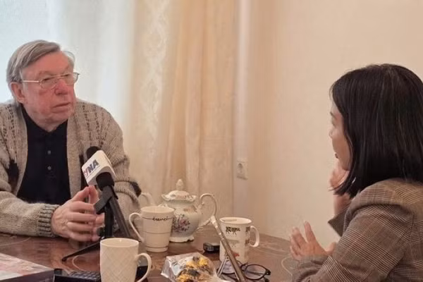 Ông Victor Petrov trả lời phỏng vấn phóng viên TTXVN tại Nga. (Ảnh: TTXVN)