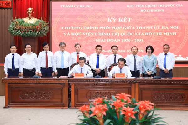 Giám đốc Học viện Chính trị quốc gia Hồ Chí Minh Đoàn Huấn và Bí thư Thành ủy Hà Nội Trần Đức Thắng ký kết chương trình phối hợp giai đoạn 2026-2031. (Ảnh: THÁI QUANG)