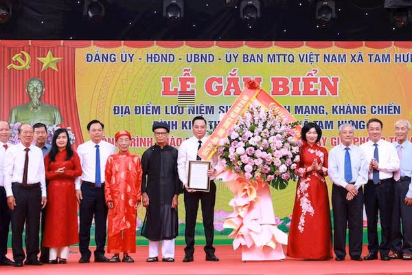 Lãnh đạo thành phố Hà Nội trao quyết định Di tích cách mạng kháng chiến đình Kim, chúc mừng Đảng bộ, chính quyền và nhân dân xã Tam Hưng. (Ảnh: VĂN TUYẾN)