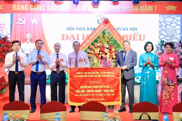Lãnh đạo Thành ủy Hà Nội tặng bức trướng của thành phố Hà Nội chúc mừng Hội Nhà báo thành phố Hà Nội. (Ảnh: THÁI QUANG)