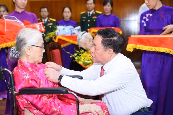 Đại tướng Nguyễn Trọng Nghĩa trao Huy hiệu 80 năm tuổi Đảng đến các đảng viên lão thành. (Ảnh: ĐỨC QUANG)
