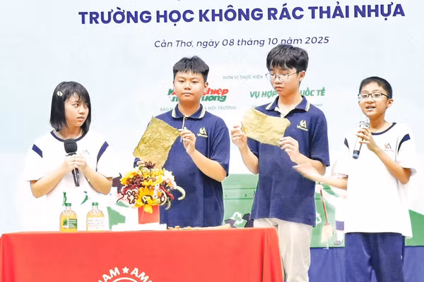 Học sinh Trường trung học phổ thông Việt-Mỹ giới thiệu các sản phẩm tái chế từ rác thải. Ảnh: Mỹ Ly