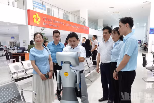 Đoàn công tác kiểm tra công tác cải cách hành chính tại Trung tâm Phục vụ hành chính công tỉnh Đồng Tháp. (Ảnh: NGUYỄN SỰ)