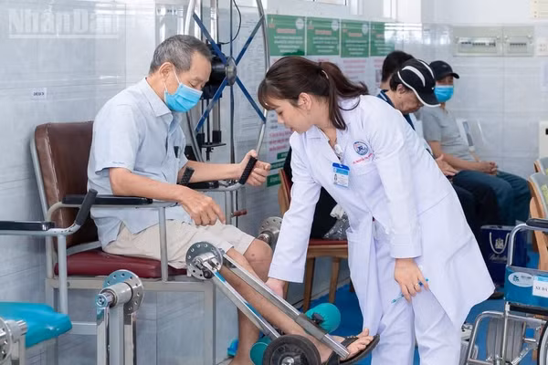 Chăm sóc người cao tuổi tại Bệnh viện Thống Nhất. (Ảnh: KHANG ANH)