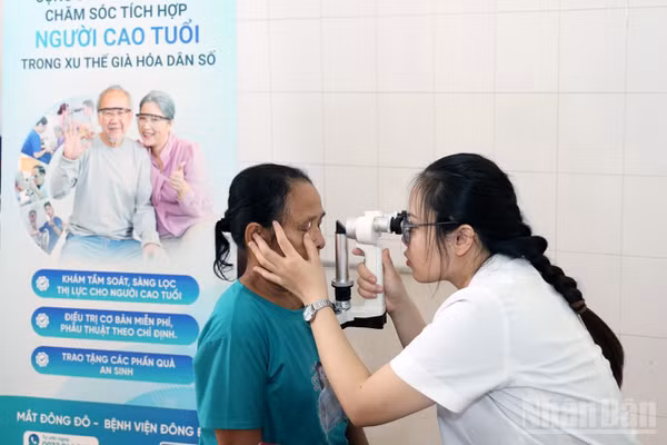 Bác sĩ Bệnh viện Đông Đô khám mắt miễn phí cho người dân xã Kim Bình. (Ảnh: ĐỨC THẮNG)