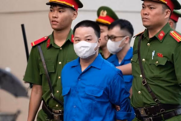 Lê Khắc Ngọ khi bị áp giải ra tòa. (Ảnh: HOÀNG GIANG)