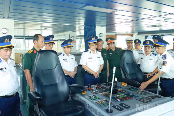 Các đại biểu tham quan tàu CSB 8005 tham gia hội thi, hội thao. (Ảnh: ĐỨC TĨNH)