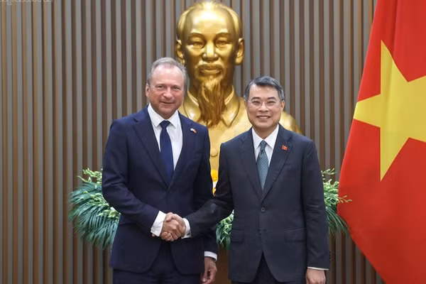 Thủ tướng Lê Minh Hưng tiếp Bộ trưởng Tài chính Luxembourg Gilles Roth. (Ảnh: chinhphu.vn/Nhật Bắc)