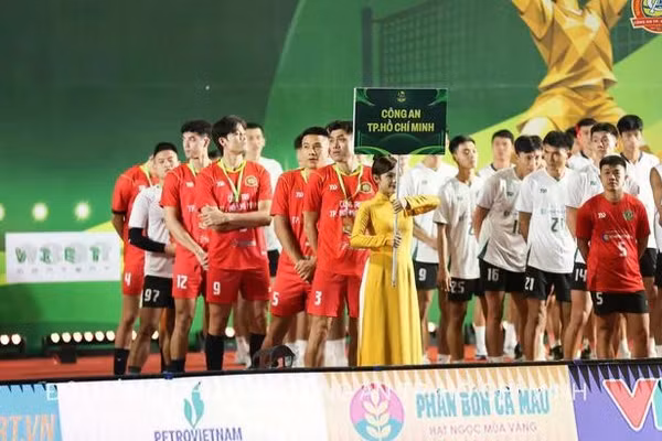 Hình ảnh đội chủ nhà Công an Thành phố Hồ Chí Minh tại lễ khai mạc. (Ảnh: CLB CÔNG AN TP HỒ CHÍ MINH)