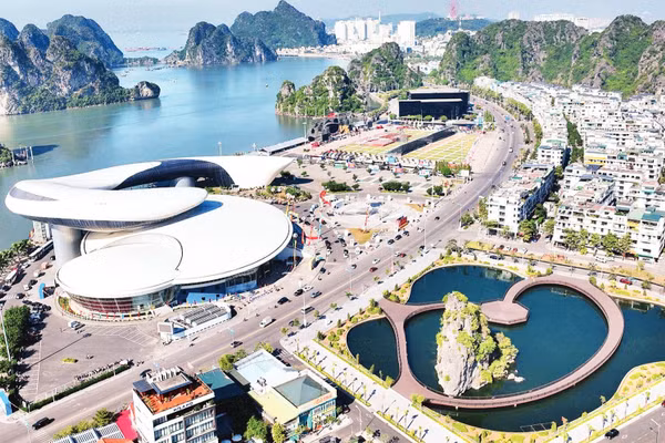 Một góc thành phố Quảng Ninh. (Ảnh: PHƯƠNG TRÀ)