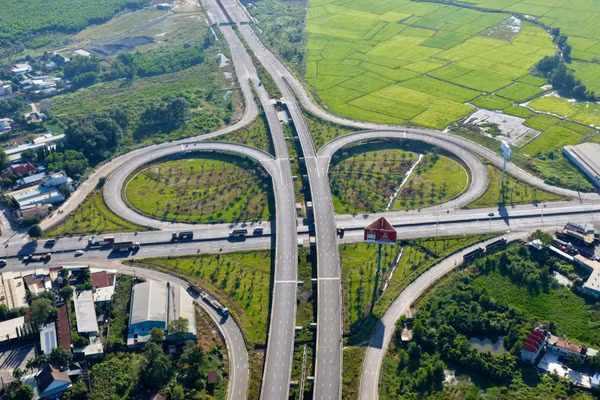 Một nút giao hiện đại trên tuyến đường cao tốc Thành phố Hồ Chí Minh-Long Thành.