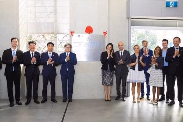 Các đại biểu thực hiện nghi thức gắn biển lưu niệm tuyến đường sắt đô thị số 3, đoạn Nhổn-ga Hà Nội. (Ảnh: HỒNG THÁI)
