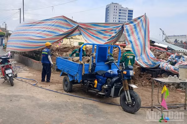 Chủ đầu tư huy động nhân lực khắc phục khu vực tường rào vỡ trong ngày 8/10. 