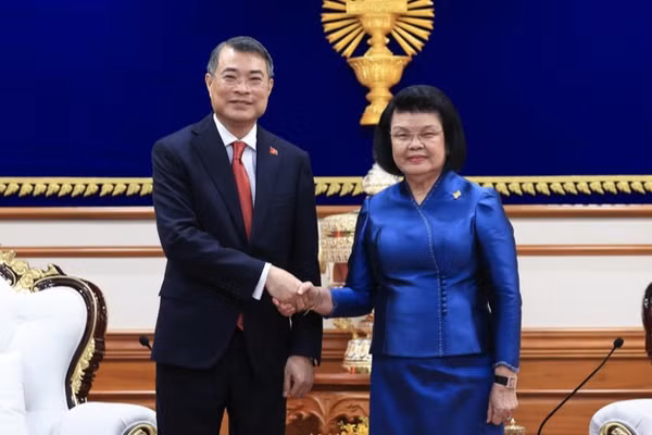 Thủ tướng Chính phủ Lê Minh Hưng hội kiến Chủ tịch Quốc hội Campuchia Khuon Sudary. (Ảnh: chinhphu.vn/Nhật Bắc)