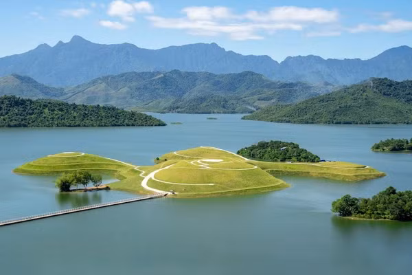 Cảnh quan Hồ Núi Cốc. (Ảnh: PV)