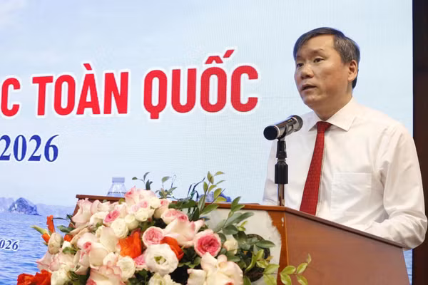 Giáo sư, Tiến sĩ Lê Văn Lợi, Ủy viên Ban Chấp hành Trung ương Đảng, Chủ tịch Viện Hàn lâm Khoa học xã hội Việt Nam phát biểu khai mạc hội thảo. (Ảnh: Vương Diệm)