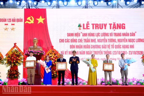Thủ trưởng Quân chủng Hải quân trao danh hiệu Anh hùng Lực lượng vũ trang nhân dân cho thân nhân ba liệt sĩ thuộc Đoàn tàu không số. (Ảnh: LÊ THÀNH)