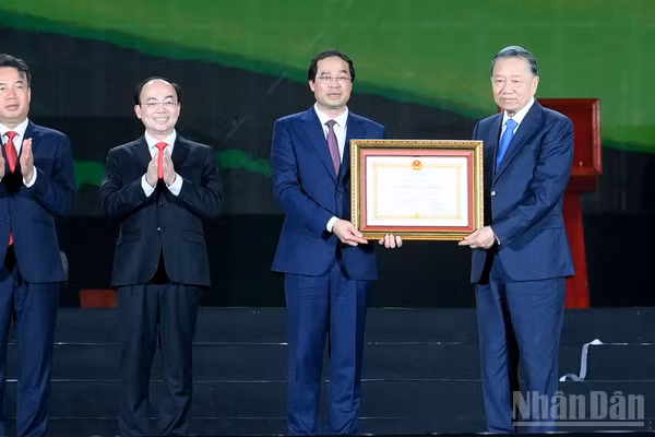 Tổng Bí thư, Chủ tịch nước Tô Lâm trao Huân chương Lao động hạng Nhất tặng Đảng bộ, chính quyền và Nhân dân các dân tộc tỉnh Thái Nguyên. (Ảnh: ĐĂNG KHOA)