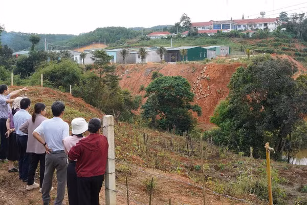 Tình trạng sạt lở bờ suối Đăk Ter (xã Tu Mơ Rông) diễn ra ngày càng nghiêm trọng, uy hiếp tính mạng và tài sản hàng trăm hộ dân và các công trình hạ tầng. (Ảnh: BT)