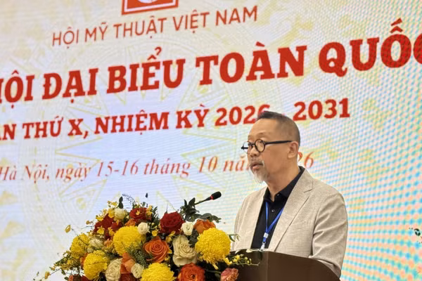 Họa sĩ Đào Quốc Huy, Chủ tịch Hội Mỹ thuật Việt Nam khóa X, nhiệm kỳ 2026-2031, phát biểu tại đại hội. (Ảnh: Phương Lan/TTXVN)