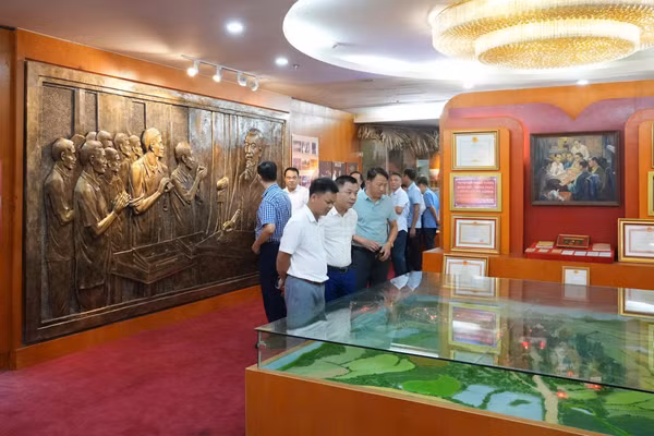 Học viên Lớp bồi dưỡng nghiệp vụ công tác kiểm tra, giám sát tham quan Phòng truyền thống tại Cơ quan Ủy ban Kiểm tra Trung ương. (Ảnh: MINH NGỌC)