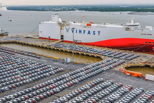 Xe điện VinFast của Tập đoàn Vingroup chuẩn bị được đưa lên tàu chở hàng tại Cảng Hải Phòng để xuất khẩu ra thị trường quốc tế. (Ảnh: AN KHÁNH)