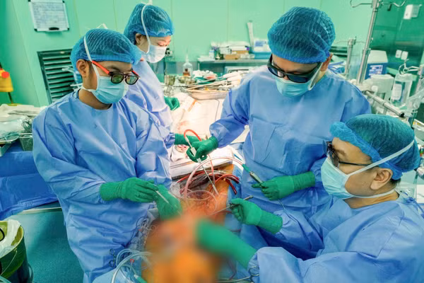 Ê-kíp bác sĩ can thiệp phẫu thuật nội soi cho bệnh nhân người Anh. (Ảnh: Bệnh viện cung cấp)