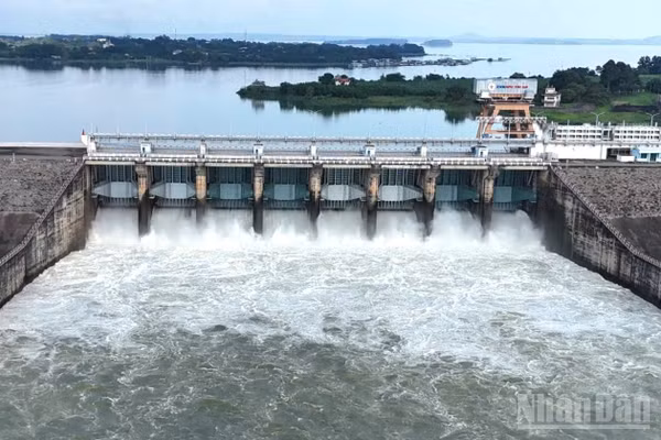 Từ 8 giờ sáng 11/10, Thủy điện Trị An giảm lượng nước xả qua đập tràn xuống còn 586m³/s. (Ảnh: THIÊN VƯƠNG)