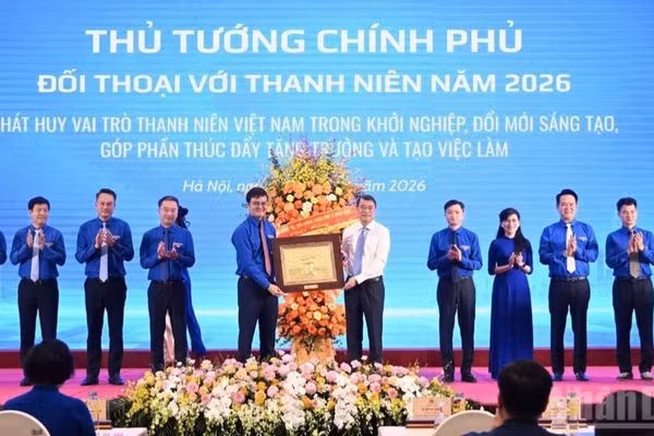 Thủ tướng Chính phủ Lê Minh Hưng tặng lẵng hoa và quà lưu niệm cho Ban Bí thư Đoàn Thanh niên Cộng sản Hồ Chí Minh và Trung ương Hội Liên hiệp Thanh niên Việt Nam. (Ảnh: TRẦN HẢI)