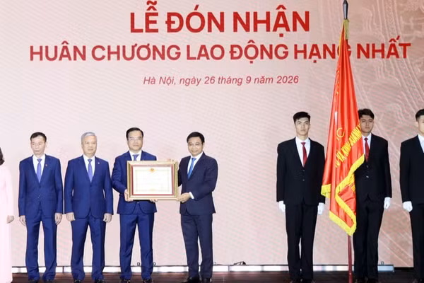 Thay mặt lãnh đạo Đảng, Nhà nước, Phó Thủ tướng Chính phủ Nguyễn Văn Thắng đã trao Huân chương Lao động hạng Nhất cho SCIC. (Ảnh : SCIC)
