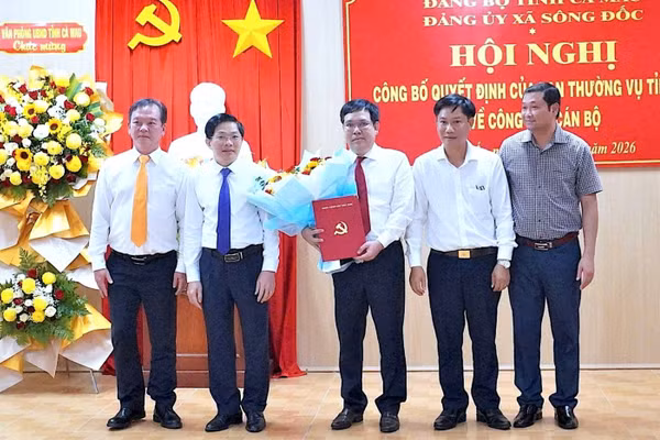 Phó Bí thư Thường trực Tỉnh ủy Cà Mau Đặng Văn Dũng (thứ 2 từ trái qua) tặng hoa chúc mừng đồng chí Lê Văn Ngời giữ chức Bí thư Đảng ủy xã Sông Đốc, nhiệm kỳ 2025-2030. (Ảnh: TIỆP KHẮC).