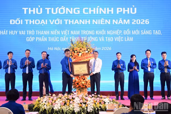 Thủ tướng Chính phủ Lê Minh Hưng tặng lẵng hoa tươi thắm và quà lưu niệm cho Ban Bí thư Đoàn Thanh niên Cộng sản Hồ Chí Minh và Trung ương Hội Liên hiệp Thanh niên Việt Nam. (Ảnh: TRẦN HẢI)