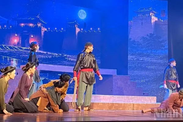 Vở kịch "Huyền tích Hồ Gươm" tái hiện cuộc khởi nghĩa Lam Sơn trên sân khấu.