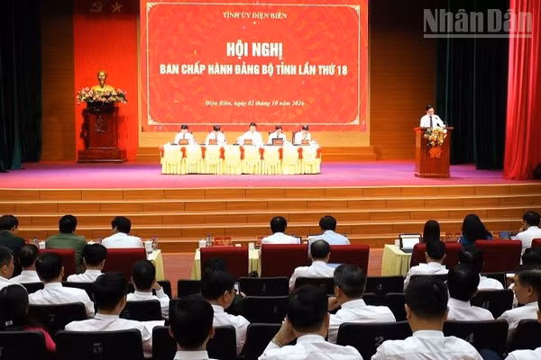 Đồng chí Trần Tiến Dũng, Ủy viên Trung ương Đảng, Bí thư Tỉnh ủy Điện Biên cùng các đồng chí Thường trực Tỉnh ủy Điện Biên chủ trì hội nghị lần thứ 18 của Ban Chấp hành Đảng bộ tỉnh. (Ảnh: LÊ LAN)