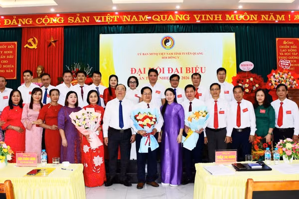 Ban Chấp hành Hội Đông y tỉnh Tuyên Quang khóa I ra mắt đại hội. (Ảnh: KHÁNH TOÀN)