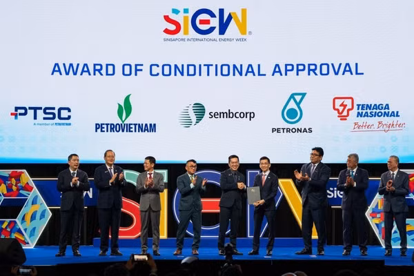 Đại diện các bên tham dự Lễ trao Chấp thuận có điều kiện. (Ảnh: HOÀNG ANH)