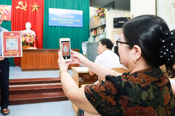 Người dân phường Hạc Thành, tỉnh Thanh Hóa đóng góp ý kiến qua quét mã QR. (Ảnh: BÙI THÁI BÌNH)