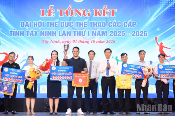 Lãnh đạo Sở Văn hóa, Thể thao và Du lịch tỉnh Tây Ninh trao Cúp và tiền thưởng cho 3 đơn vị xếp hạng Nhất, Nhì và Ba toàn đoàn. (Ảnh: THANH PHONG)