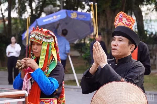 Thầy Mo dâng hương tại đền Đông Cuông trong lễ hội cơm mới. (Ảnh: THANH SƠN)