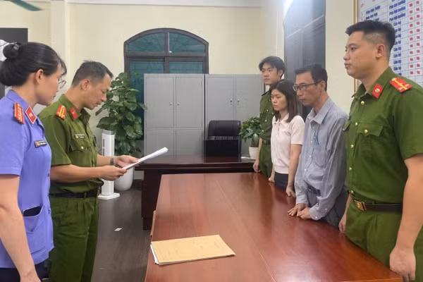 Cơ quan Cảnh sát điều tra Công an tỉnh Hưng Yên đọc các Quyết định khởi tố vụ án, khởi tố bị can và lệnh bắt bị can để tạm giam đối với 2 đối tượng. (Ảnh: PHƯƠNG HUYỀN)