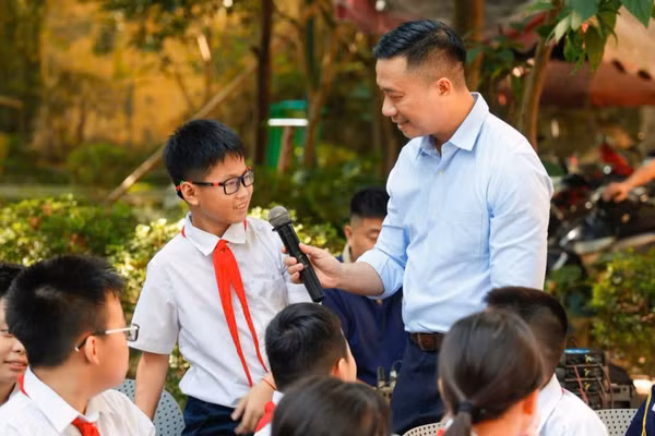 Nhà văn Nguyễn Trương Quý giao lưu với bạn đọc nhỏ tuổi trong dịp ra mắt sách "Dấu vân tay của phố". (Ảnh: NVCC)
